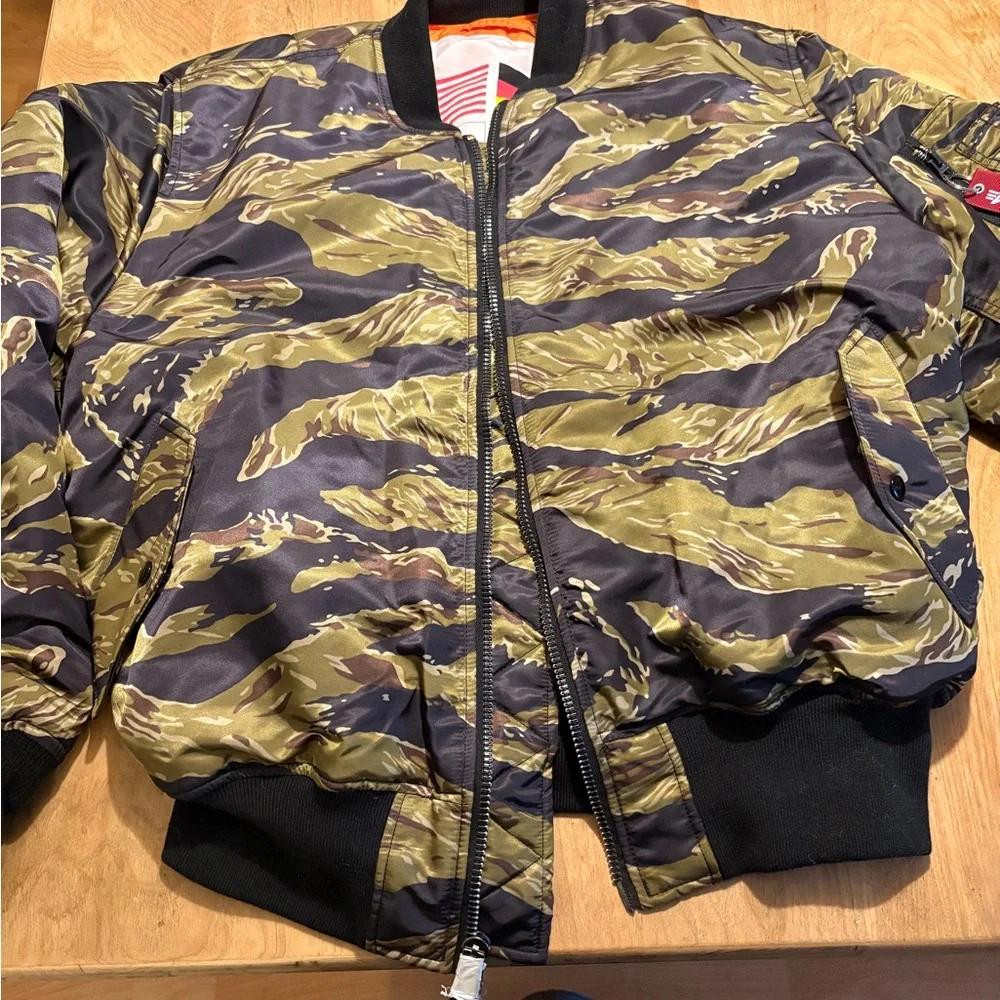 Alpha Industries Men’s Camo Bomber Jacket in Olive & Black - Picture 1 of 13